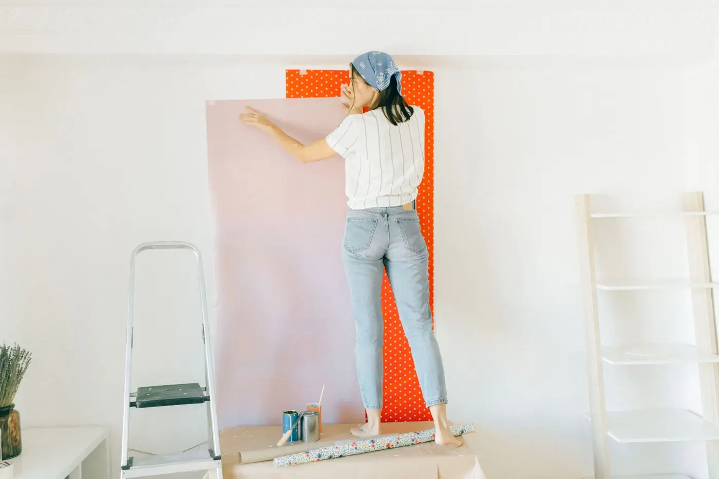 Persona colocando papel en una pared