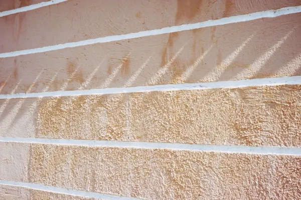 Pared con revestimiento texturado de grano medio